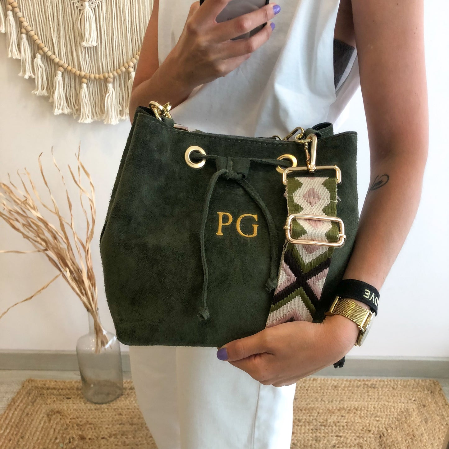 Bolso bucket serraje caqui arandelas herraje dorado iniciales bordadas
