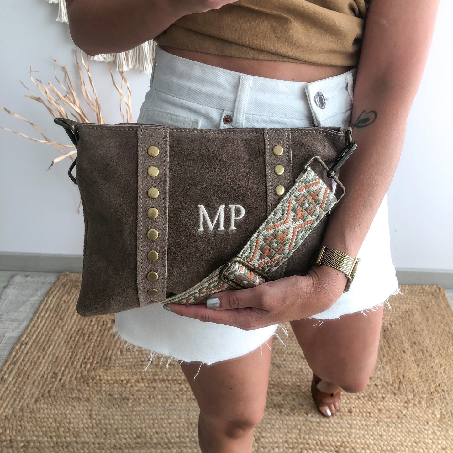 Bolso bandolera tachuelas serraje iniciales bordadas taupe
