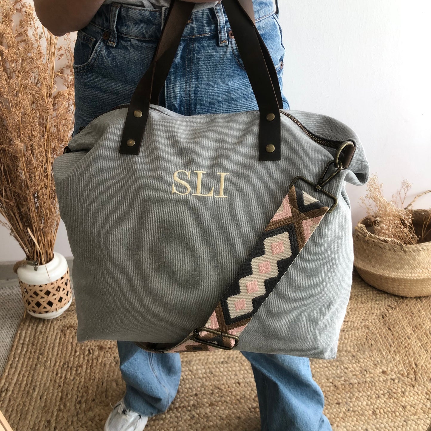 Bolso gris claro loneta iniciales bordadas con correa étnica
