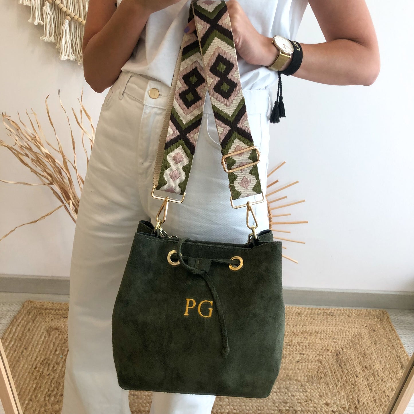 Bolso bucket serraje caqui arandelas herraje dorado iniciales bordadas