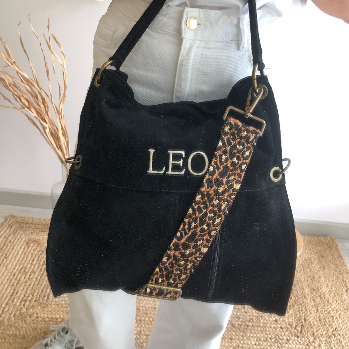 Bolso ante negro cremalllera iniciales bordadas