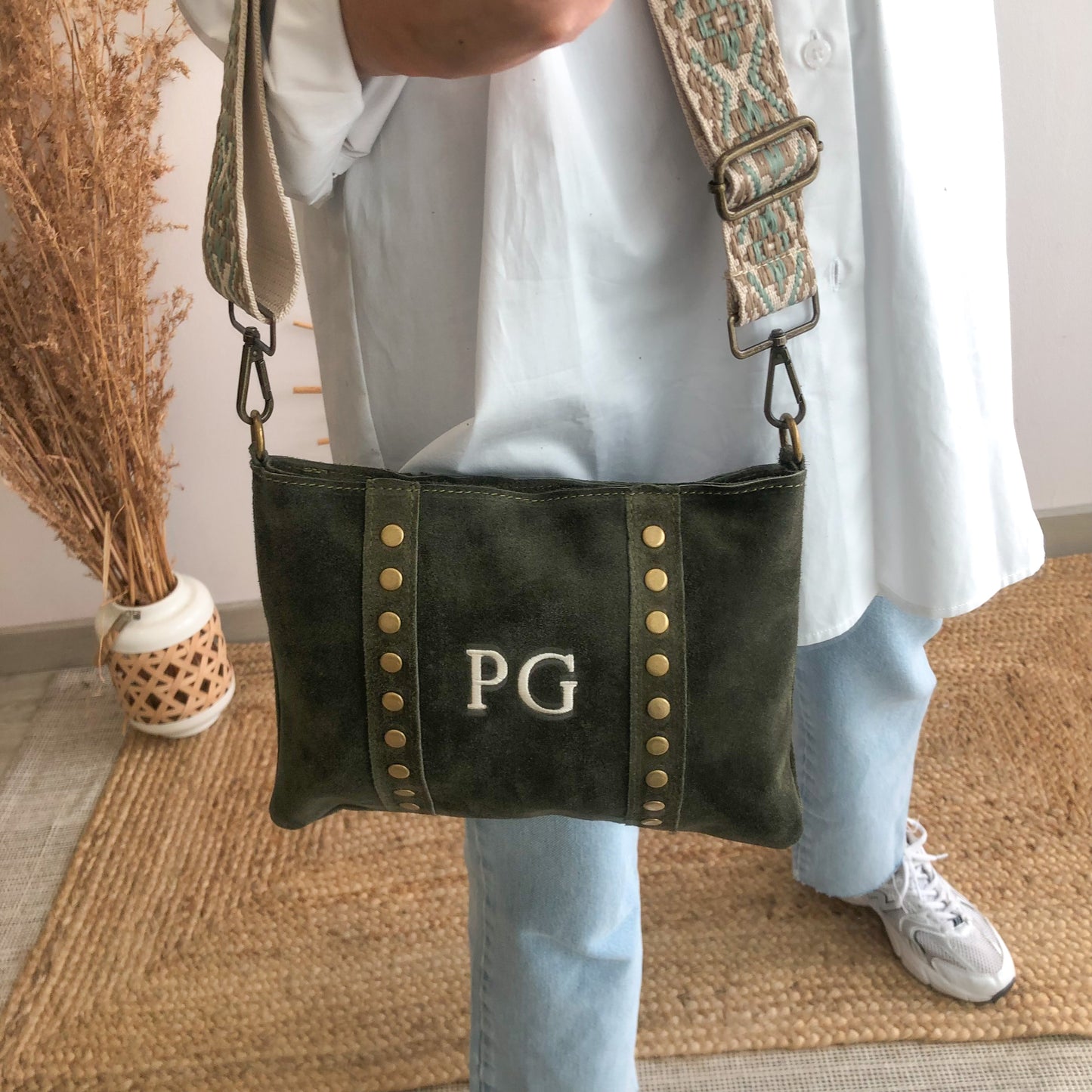 Bolso bandolera tachuelas serraje iniciales bordadas caqui