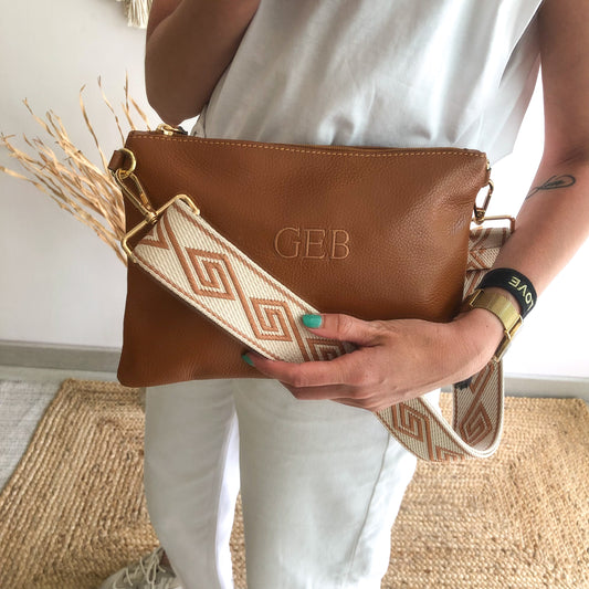 Bolso piel bandolera iniciales bordadas camel