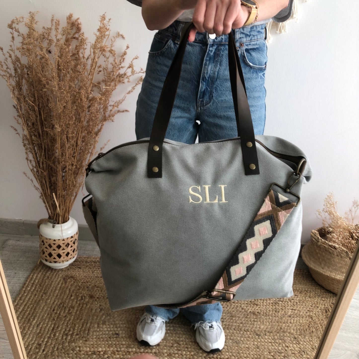 Bolso gris claro loneta iniciales bordadas con correa étnica
