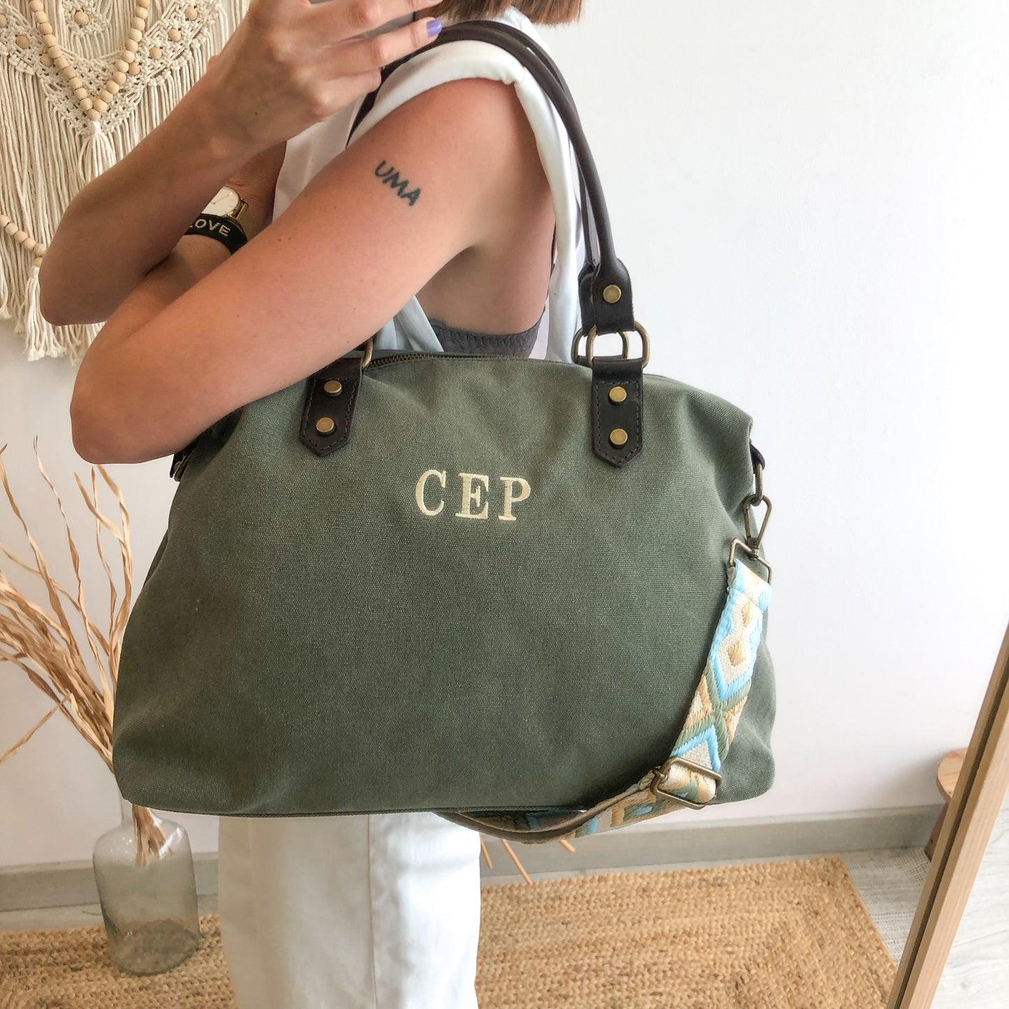 Bolso combinado loneta y piel caqui iniciales bordadas con correa étnica