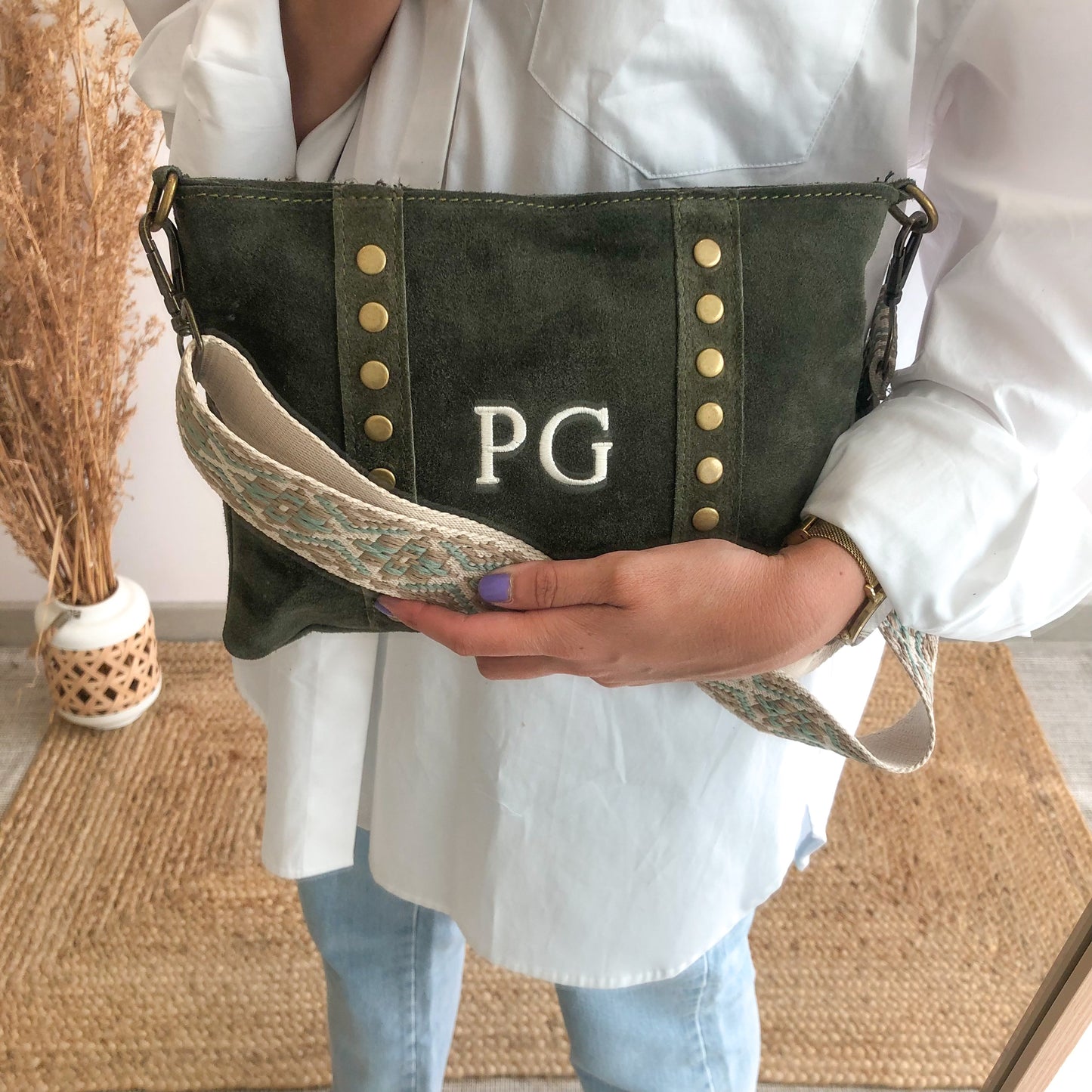 Bolso bandolera tachuelas serraje iniciales bordadas caqui