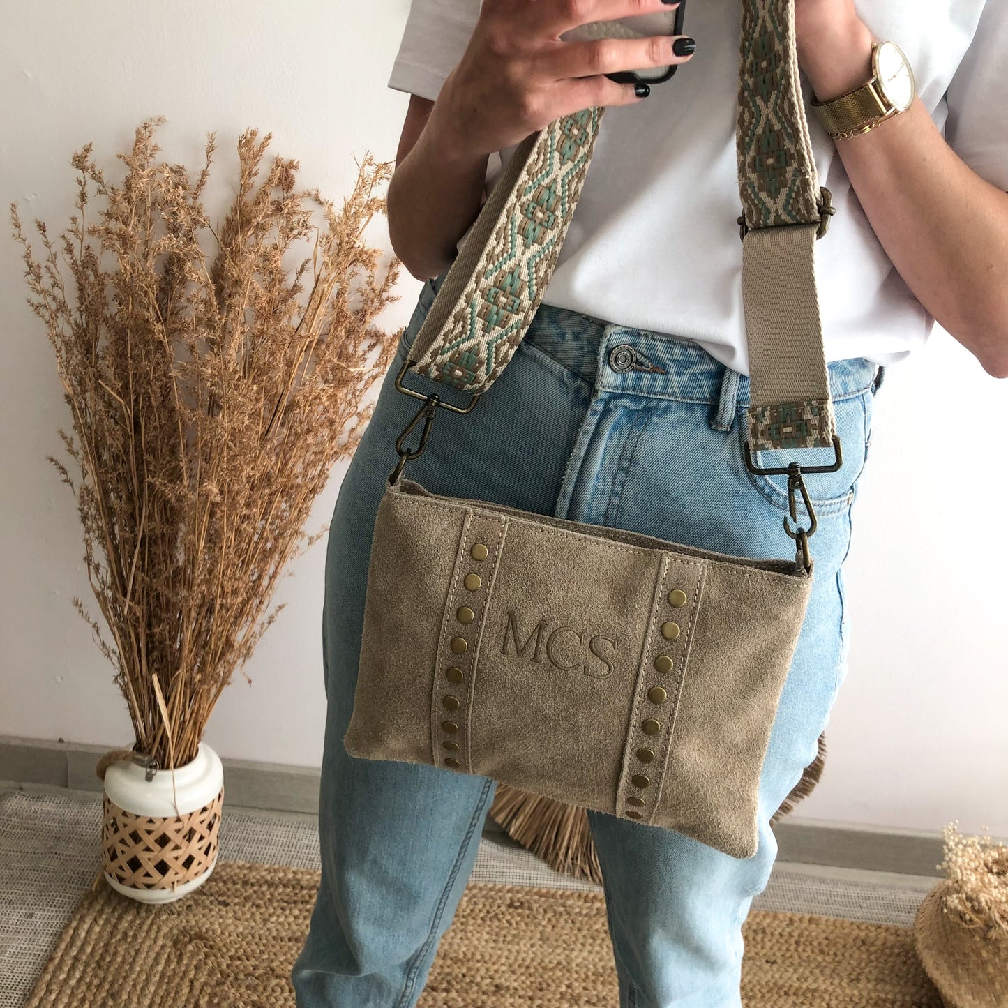 Bolso bandolera tachuelas serraje iniciales bordadas beige