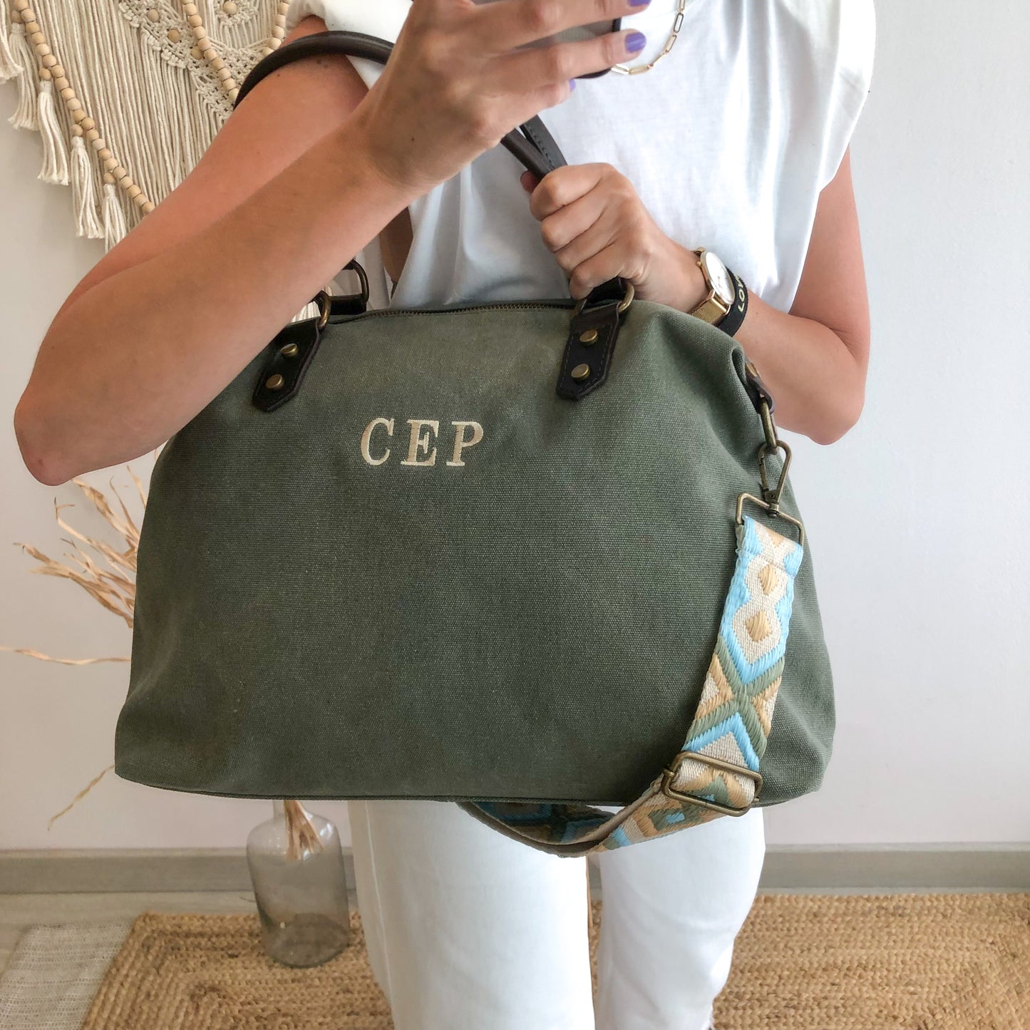 Bolso combinado loneta y piel caqui iniciales bordadas con correa étnica