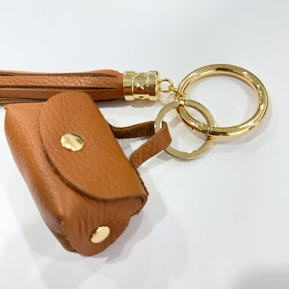 CHARM MONEDERO Y POMPÓN PIEL