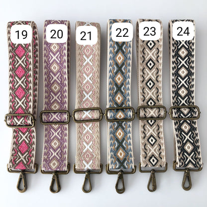 Bolso bandolera tachuelas serraje iniciales bordadas caqui