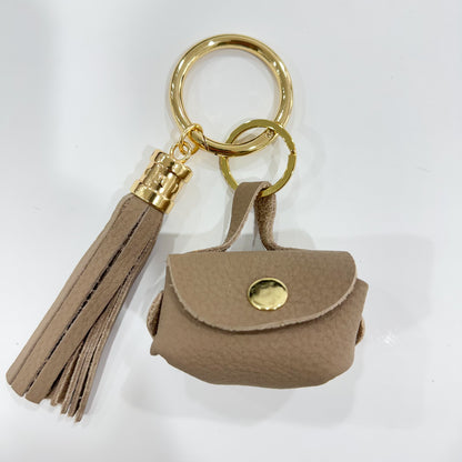 CHARM MONEDERO Y POMPÓN PIEL