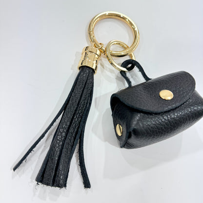 CHARM MONEDERO Y POMPÓN PIEL