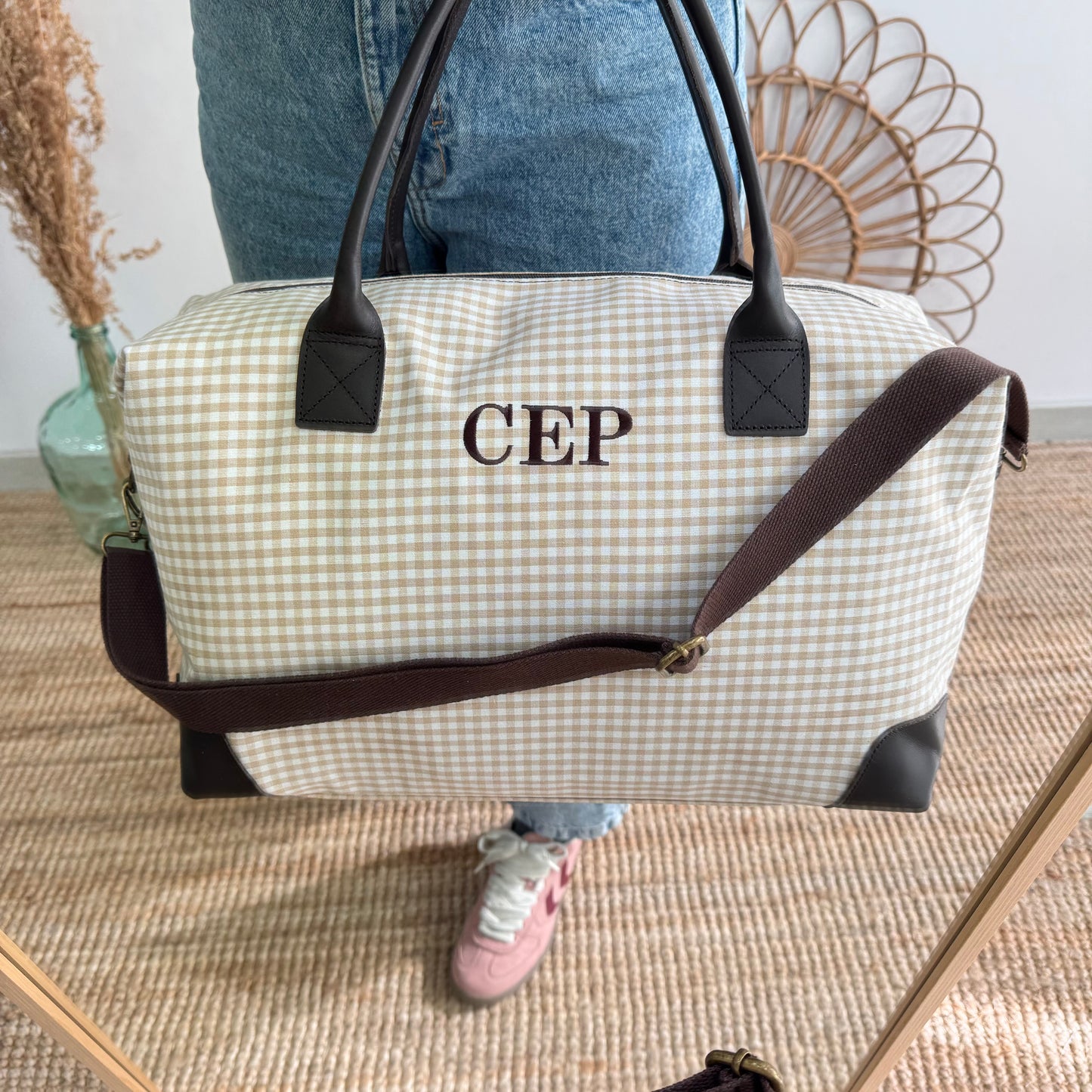 Bolso combinado algodon y piel beige cuadros vichy iniciales bordadas