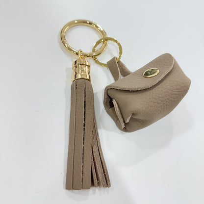 CHARM MONEDERO Y POMPÓN PIEL