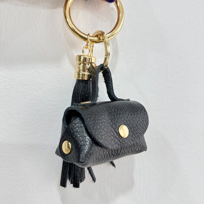 CHARM MONEDERO Y POMPÓN PIEL
