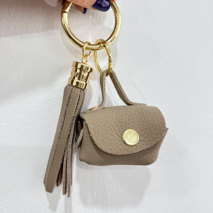 CHARM MONEDERO Y POMPÓN PIEL