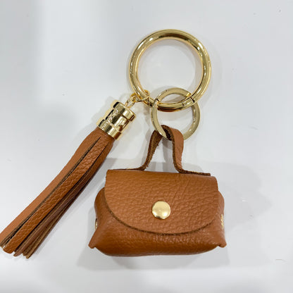 CHARM MONEDERO Y POMPÓN PIEL