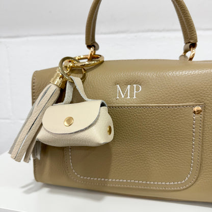 CHARM MONEDERO Y POMPÓN PIEL