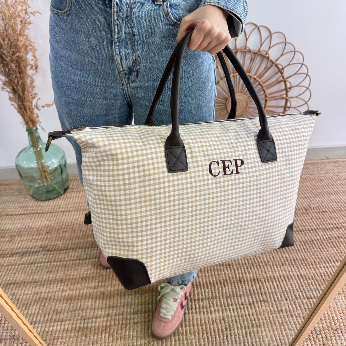 Bolso combinado algodon y piel beige cuadros vichy iniciales bordadas