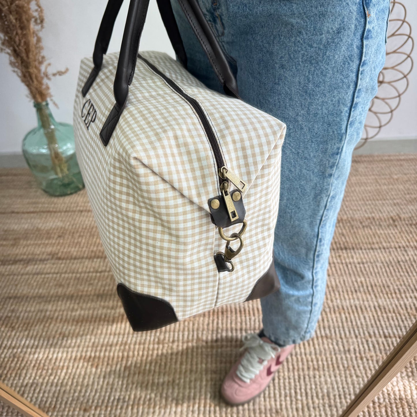 Bolso combinado algodon y piel beige cuadros vichy iniciales bordadas