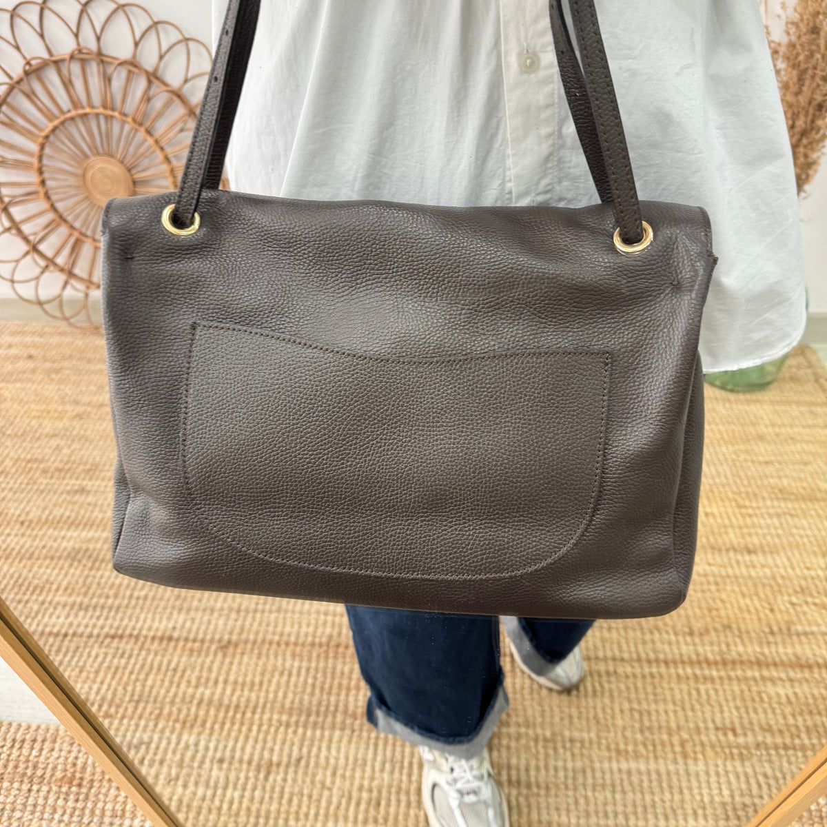 Bolso maxi solapa marrón chocolate