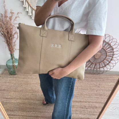 Bolso para portatil piel taupe iniciales bordadas