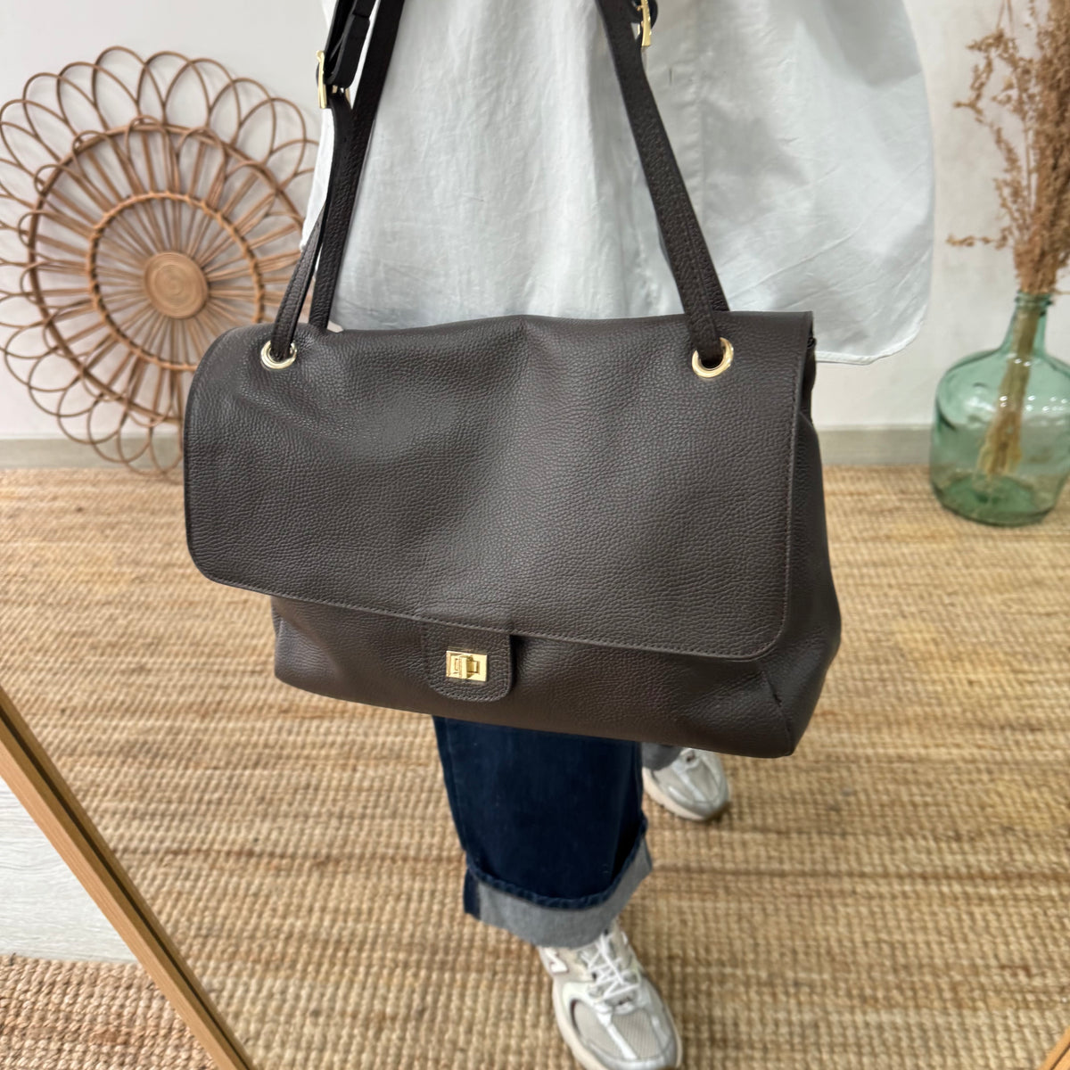 Bolso maxi solapa marrón chocolate
