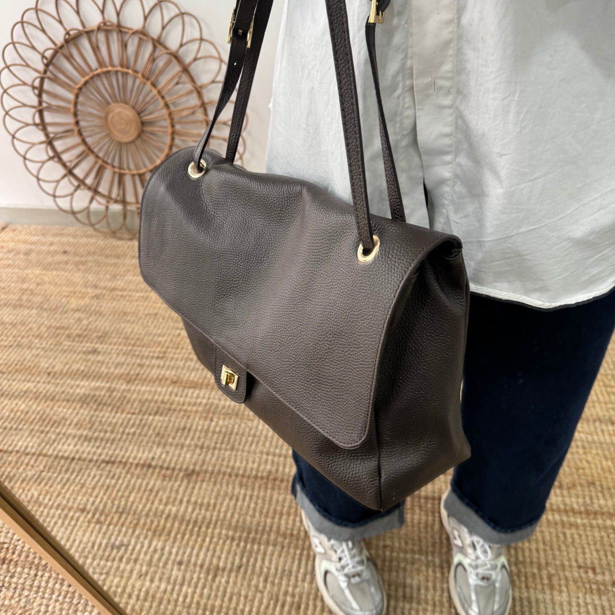 Bolso maxi solapa marrón chocolate
