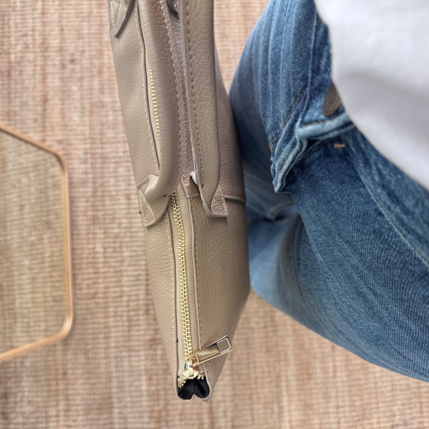 Bolso para portatil piel taupe iniciales bordadas