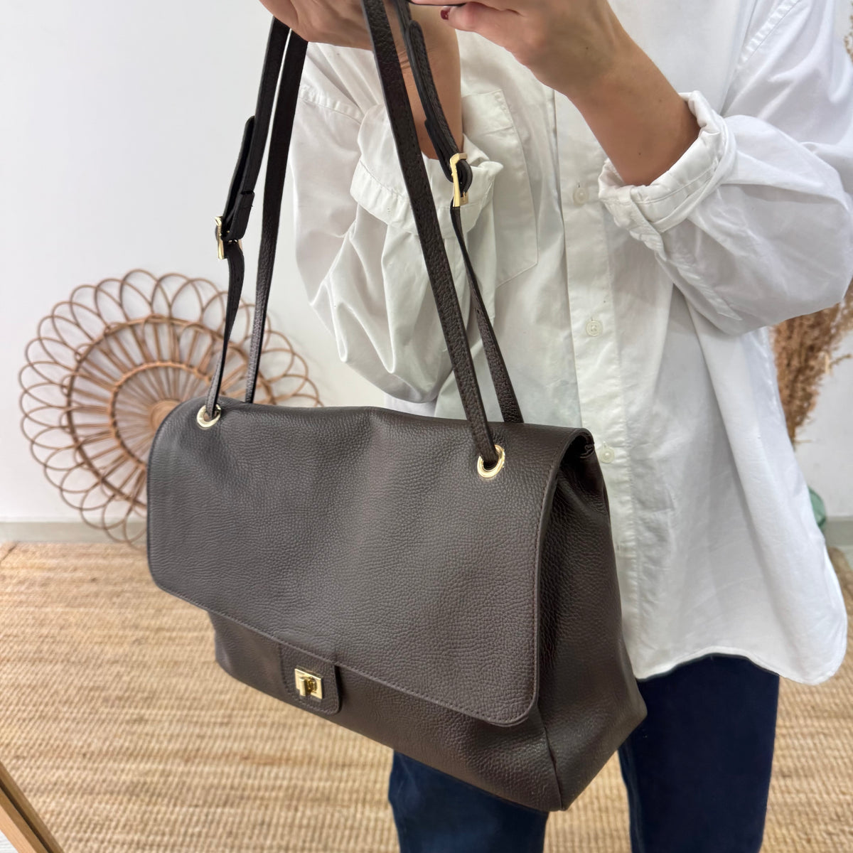 Bolso maxi solapa marrón chocolate