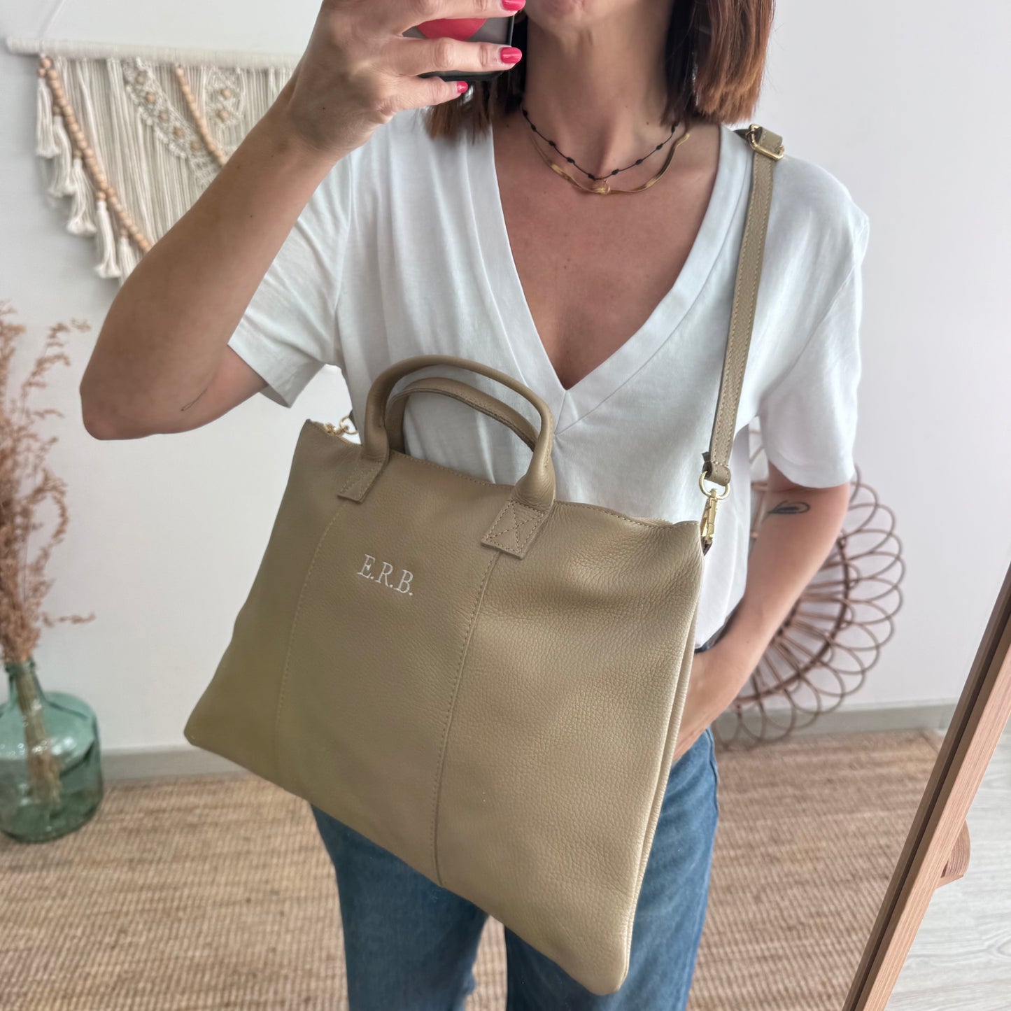 Bolso para portatil piel taupe iniciales bordadas
