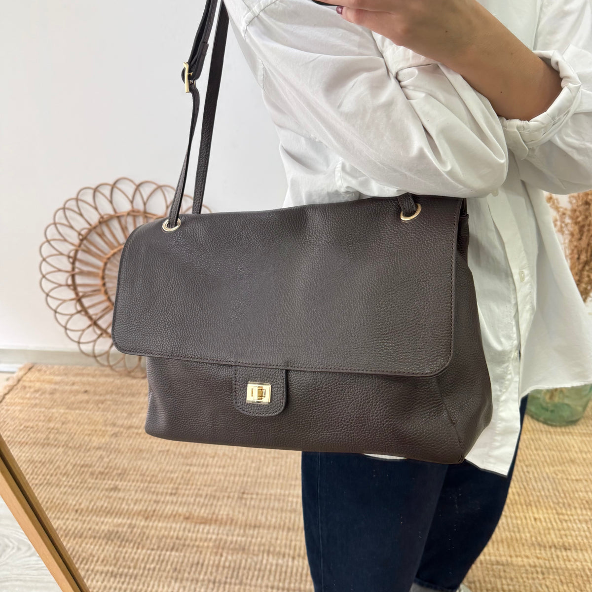 Bolso maxi solapa marrón chocolate