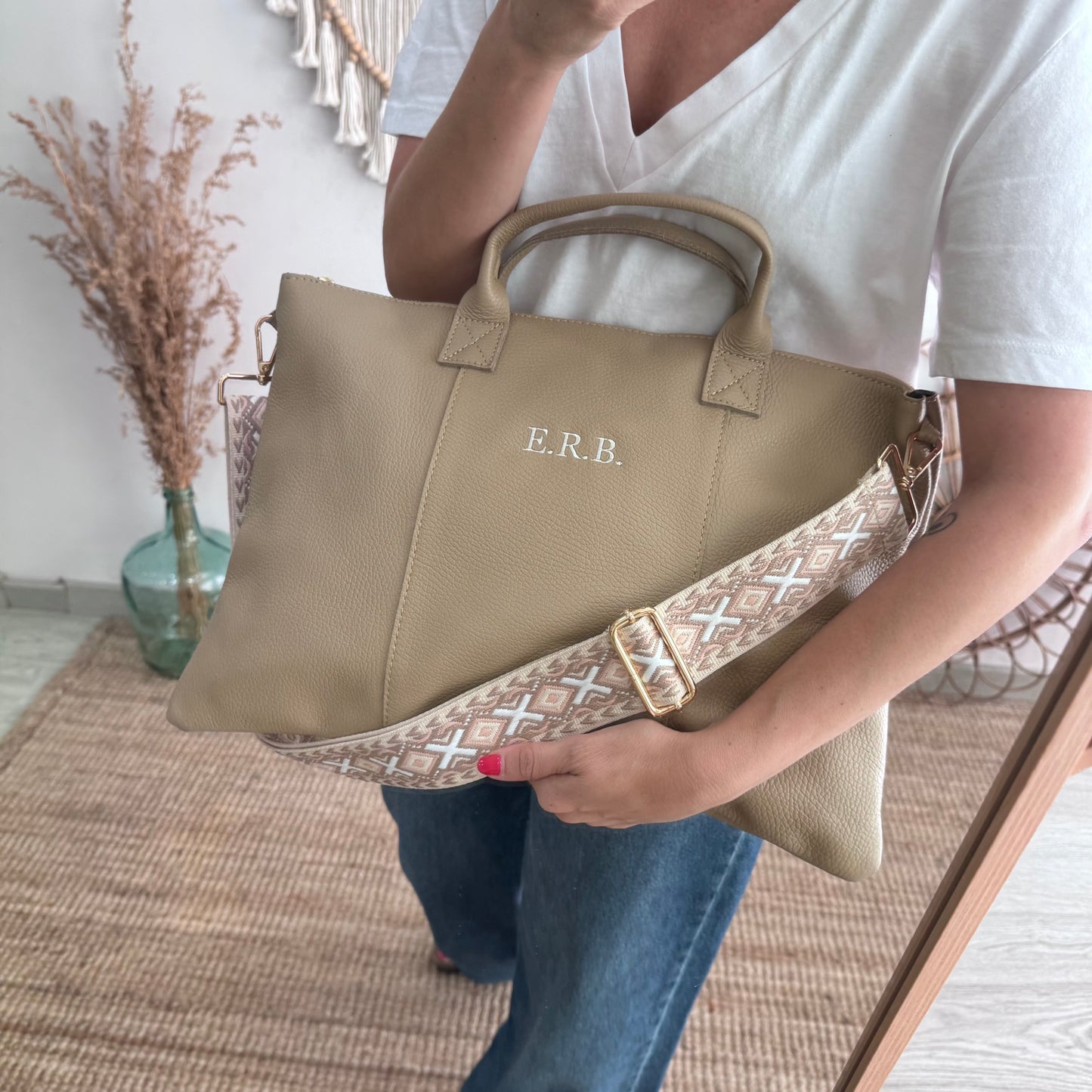 Bolso para portatil piel taupe iniciales bordadas