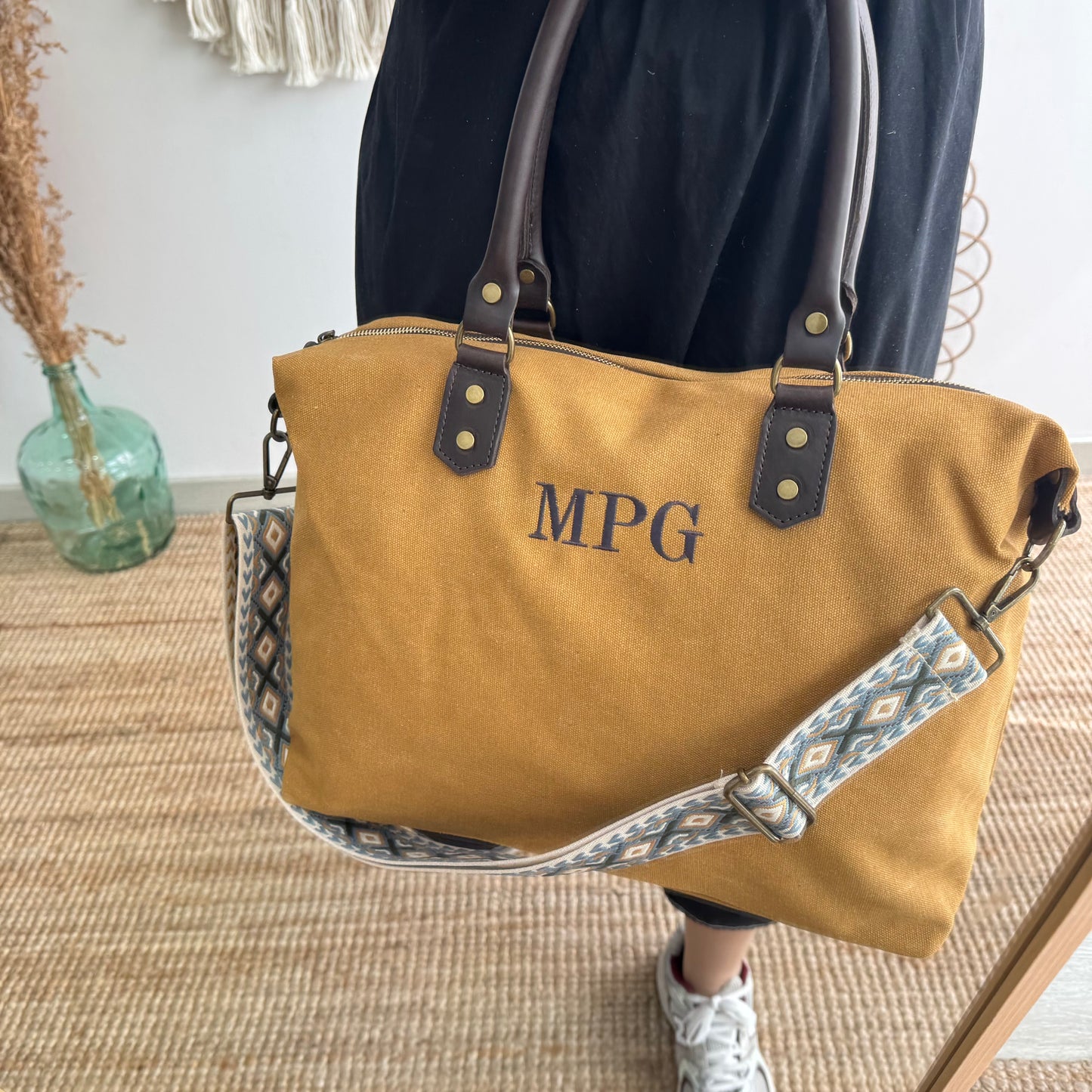 Bolso combinado loneta y piel mostaza iniciales bordadas con correa étnica