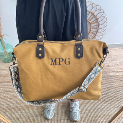 Bolso combinado loneta y piel mostaza iniciales bordadas con correa étnica