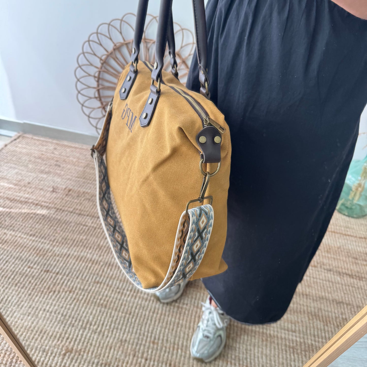 Bolso combinado loneta y piel mostaza iniciales bordadas con correa étnica