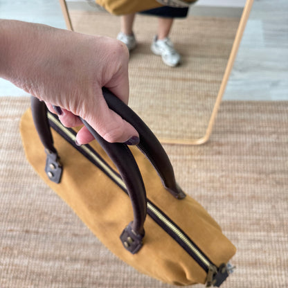 Bolso combinado loneta y piel mostaza iniciales bordadas con correa étnica