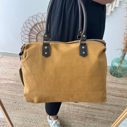 Bolso combinado loneta y piel mostaza iniciales bordadas con correa étnica
