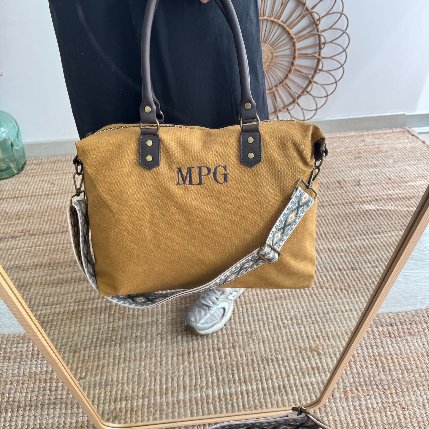 Bolso combinado loneta y piel mostaza iniciales bordadas con correa étnica