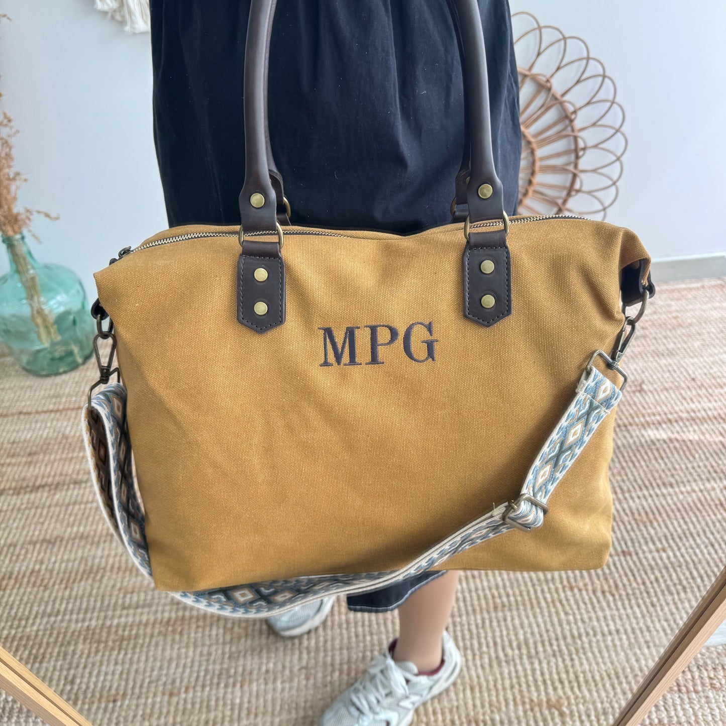 Bolso combinado loneta y piel mostaza iniciales bordadas con correa étnica