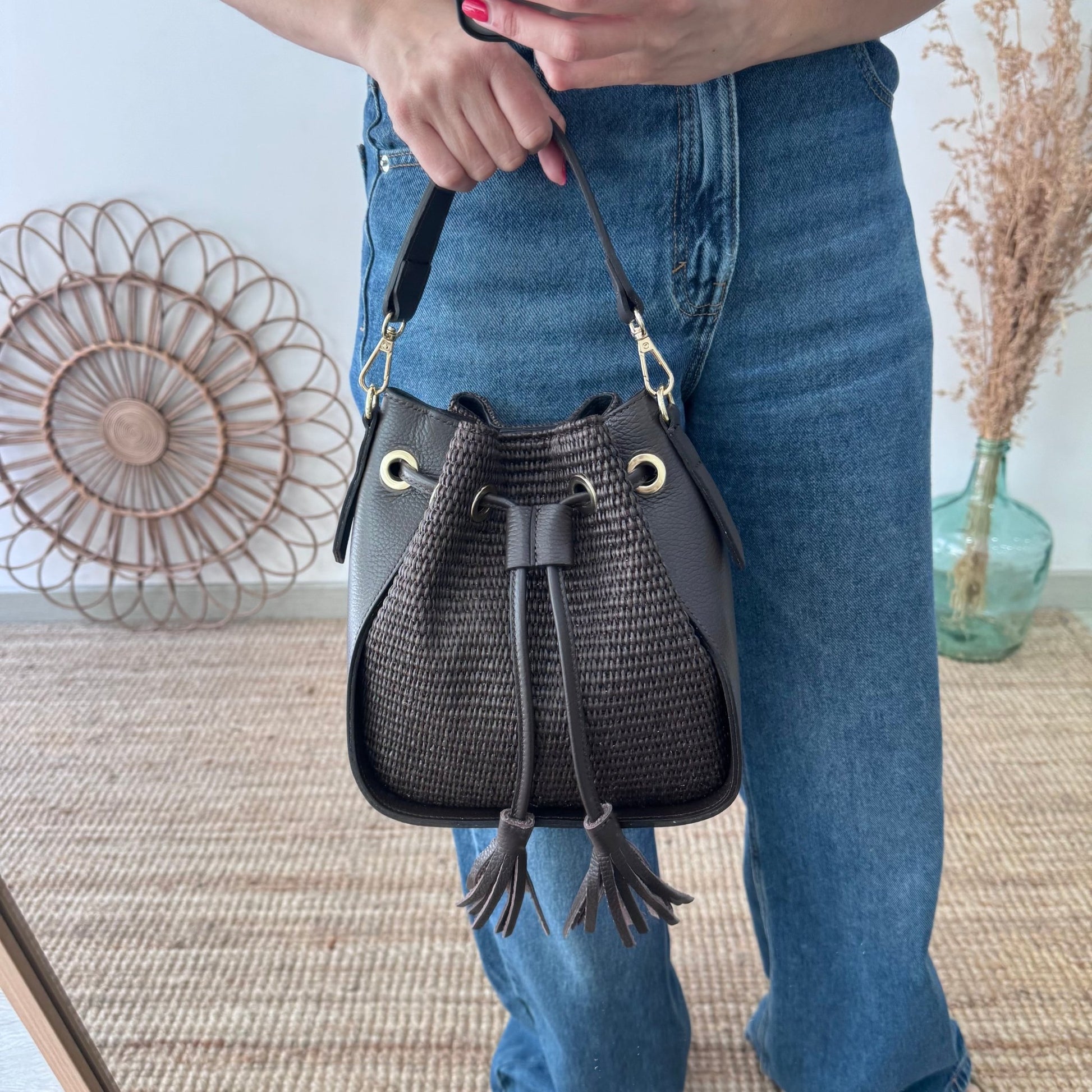 Bolso bucket combinado piel y rafia marrón pompón iniciales bordadas - Bubbleshopbcn