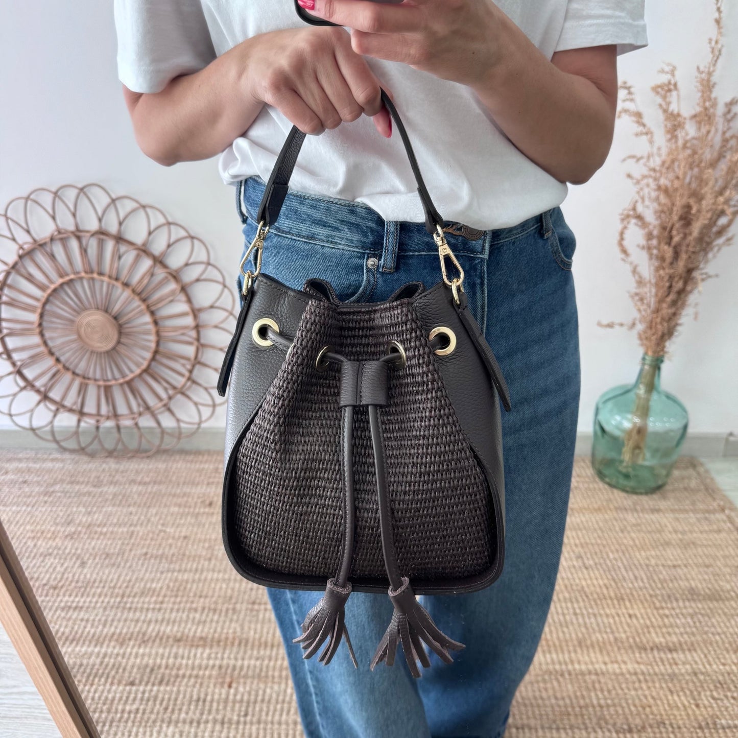 Bolso bucket combinado piel y rafia marrón pompón iniciales bordadas - Bubbleshopbcn