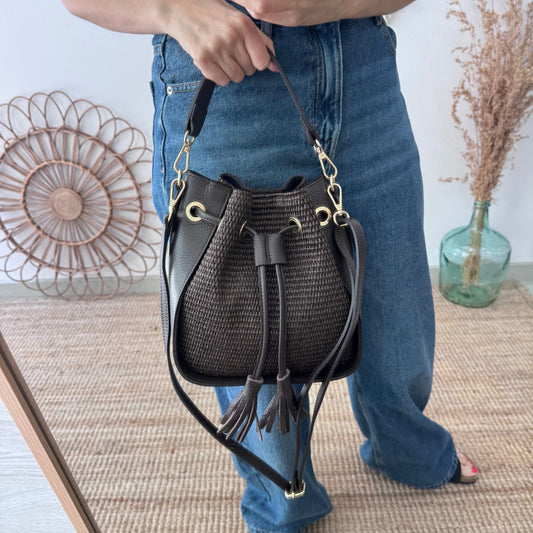 Bolso bucket combinado piel y rafia marrón pompón iniciales bordadas