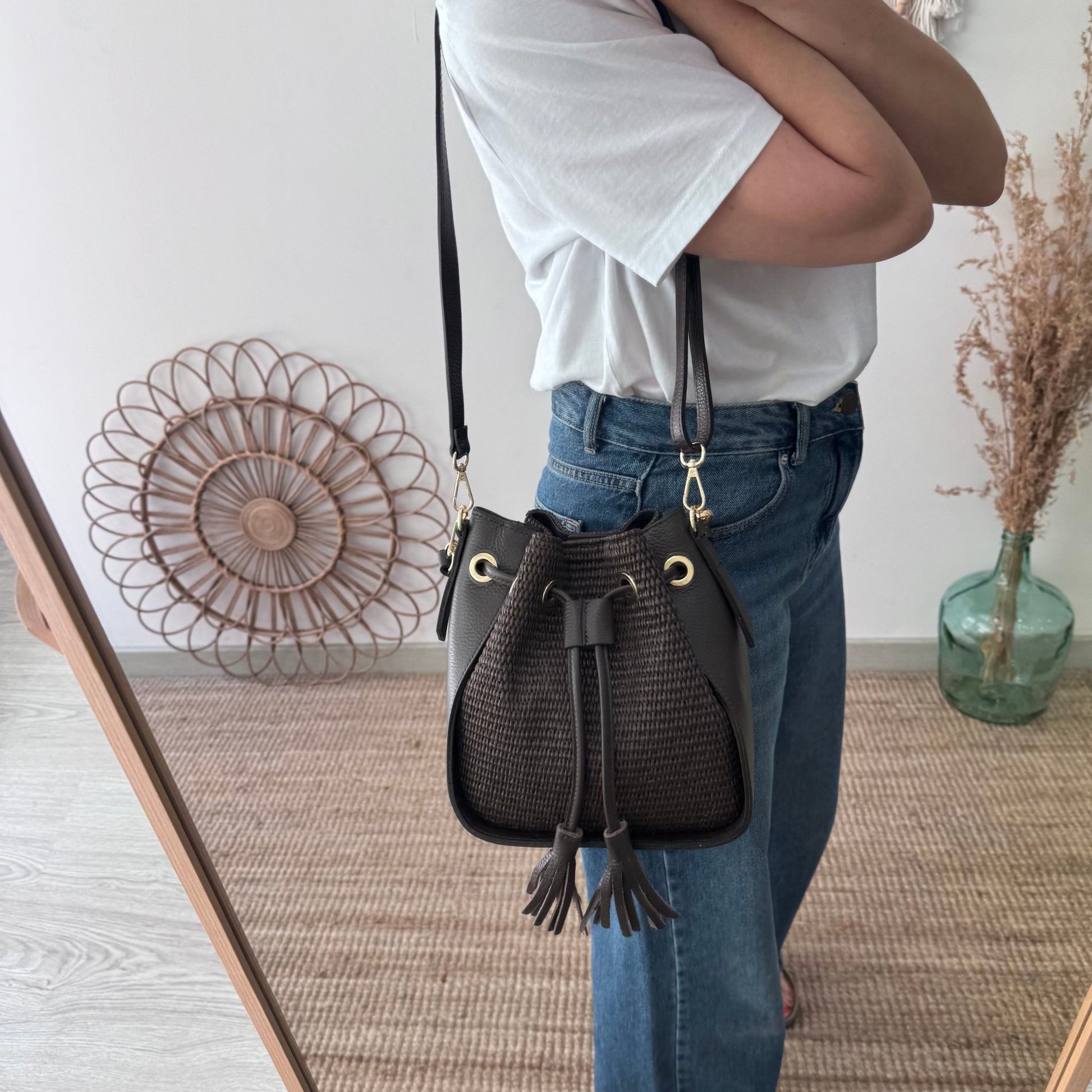 Bolso bucket combinado piel y rafia marrón pompón iniciales bordadas - Bubbleshopbcn