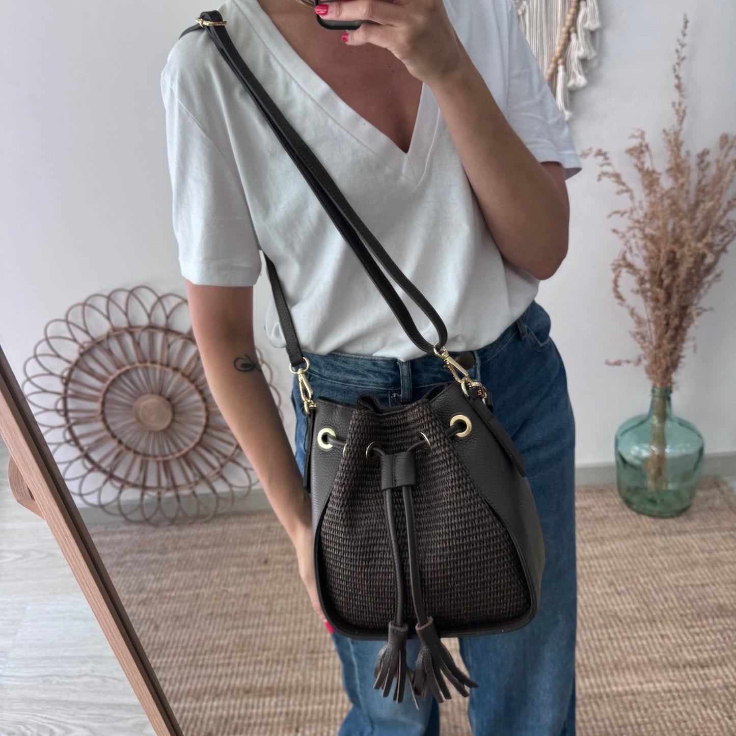 Bolso bucket combinado piel y rafia marrón pompón iniciales bordadas - Bubbleshopbcn