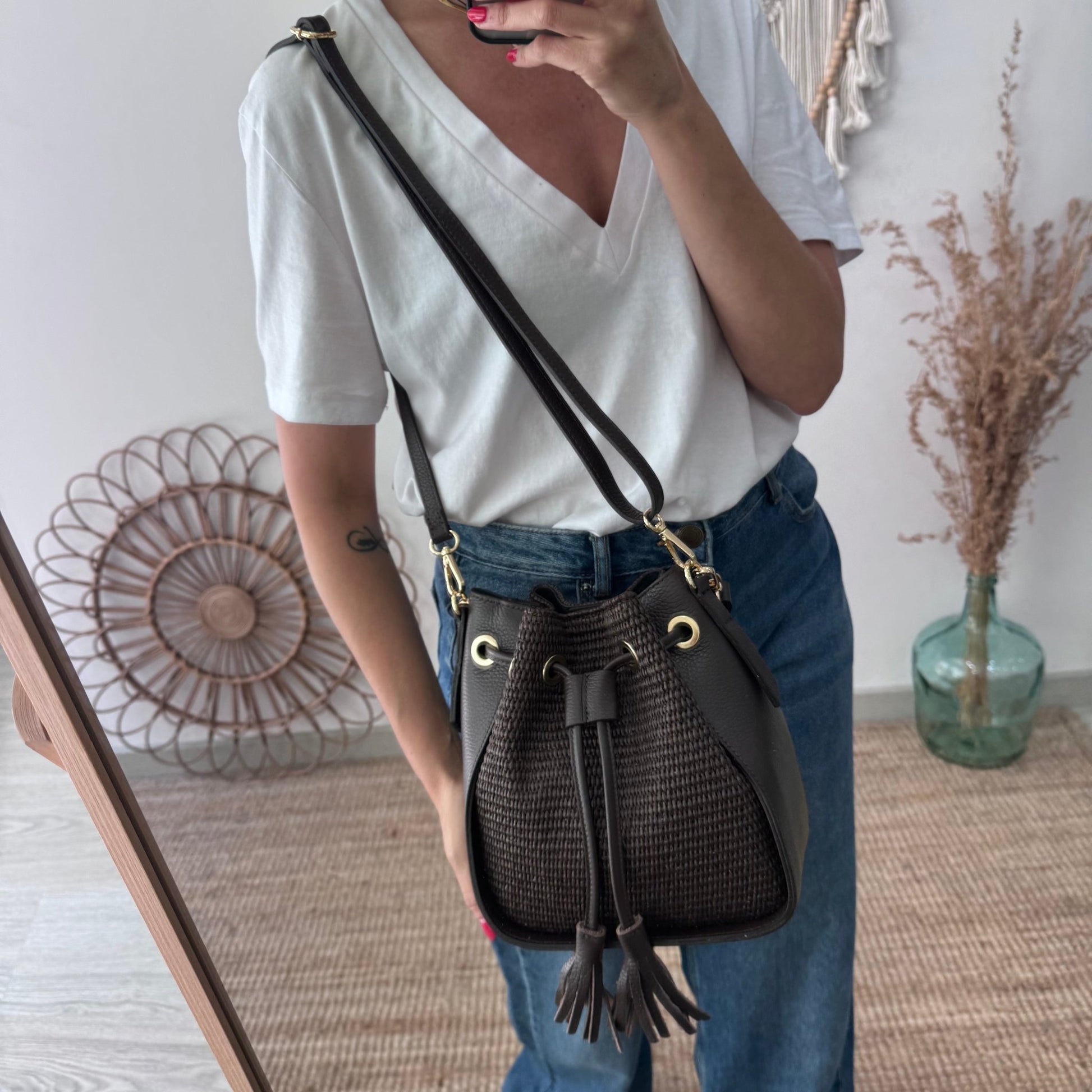 Bolso bucket combinado piel y rafia marrón pompón iniciales bordadas - Bubbleshopbcn