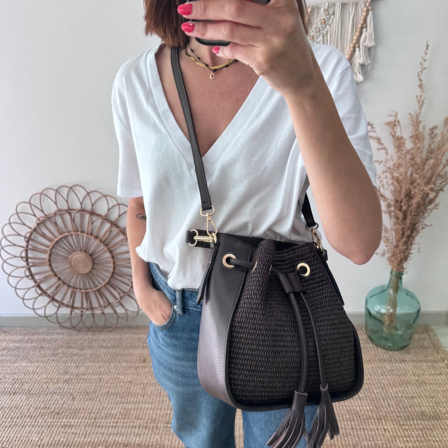 Bolso bucket combinado piel y rafia marrón pompón iniciales bordadas - Bubbleshopbcn