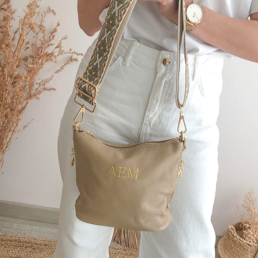 Bolso cremalleras piel taupe claro iniciales bordadas