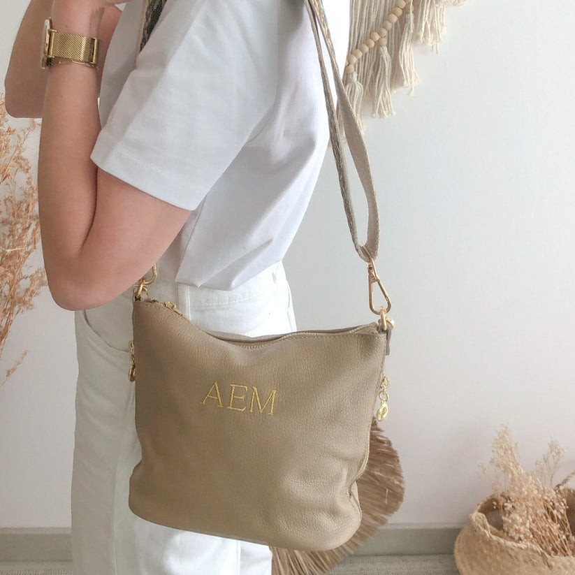 Bolso cremalleras piel taupe claro iniciales bordadas