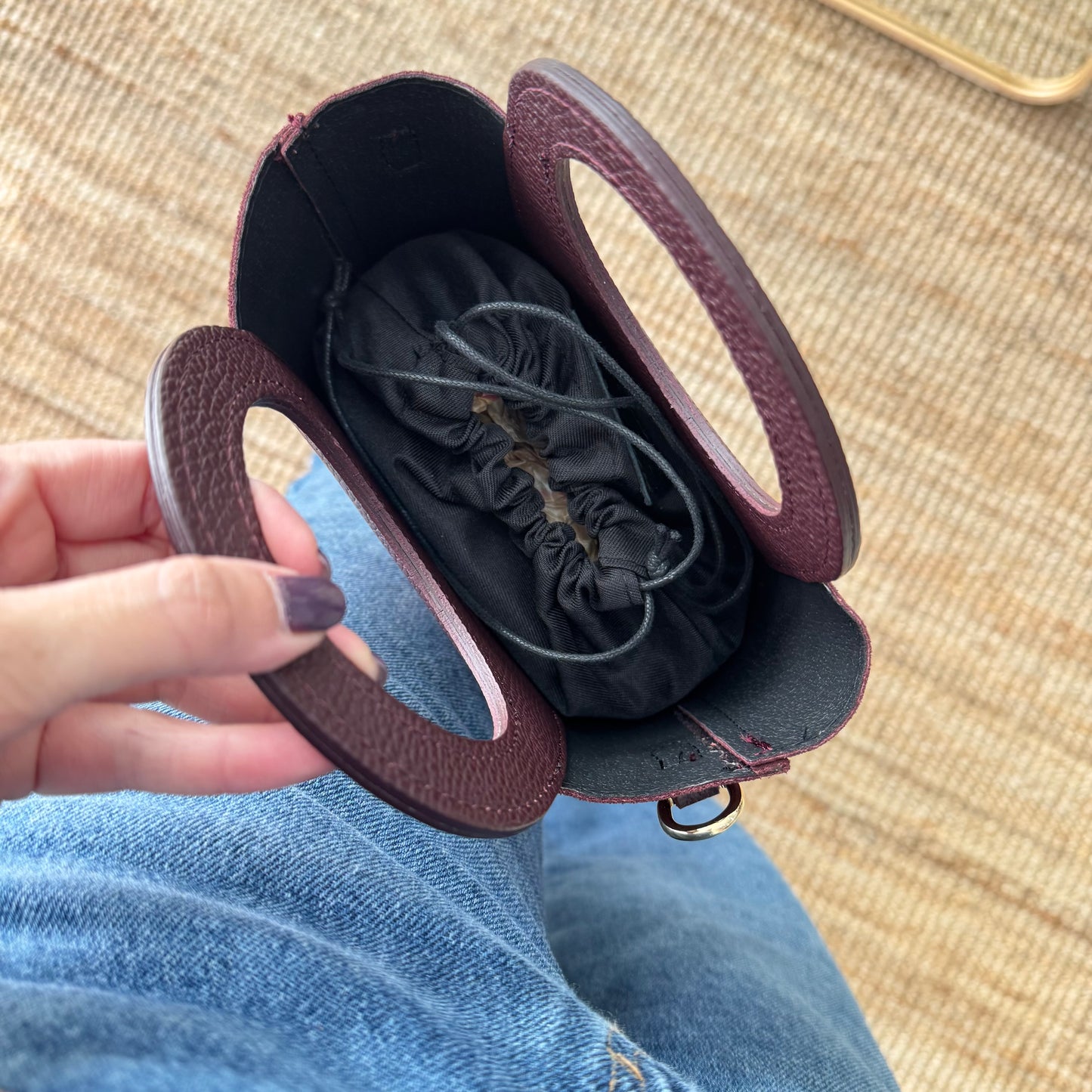 Mini Tote circular en piel y serraje granate